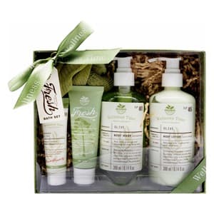 Wellness time Caja con productos para el cuidado y la higiene corporal.